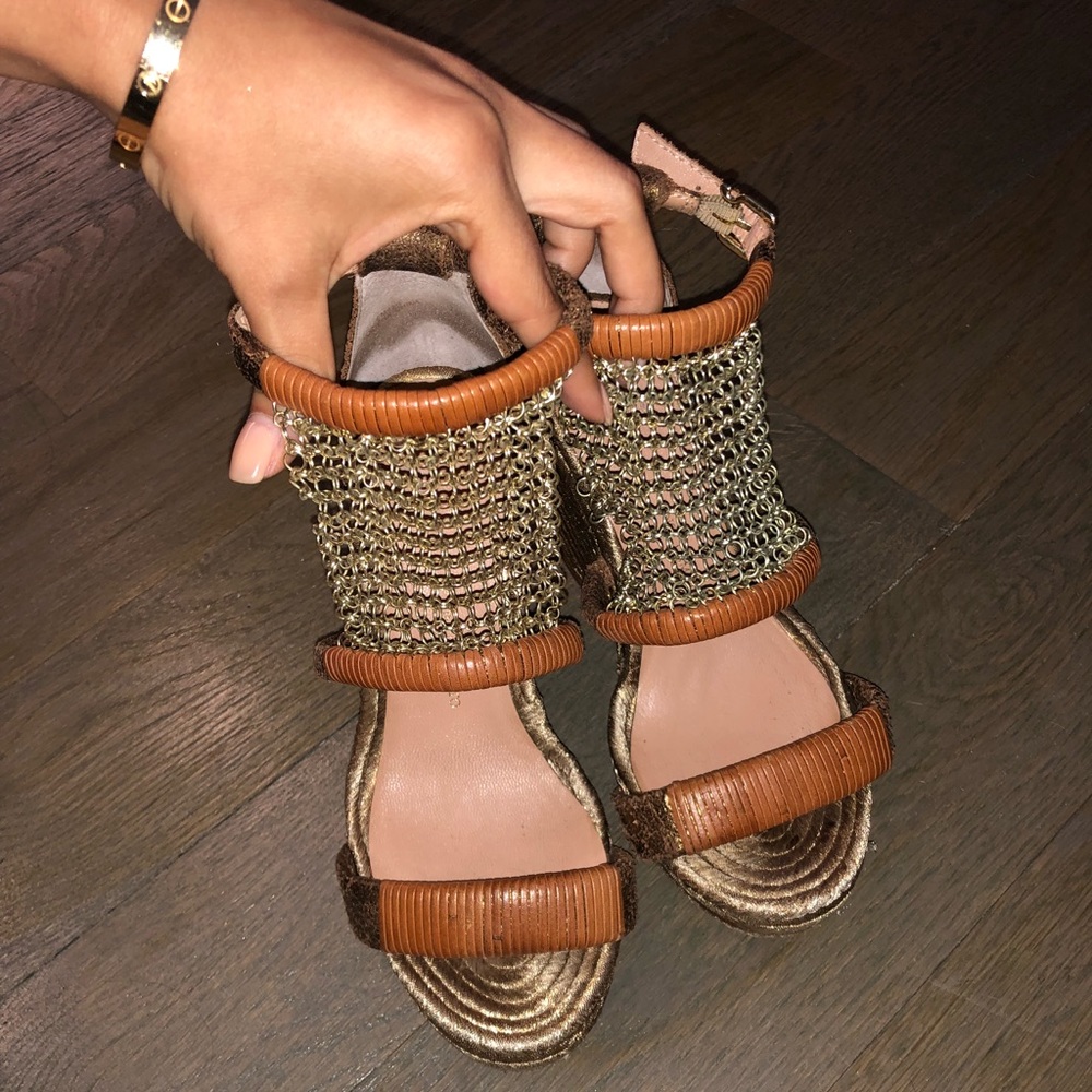 Vine Camuto Delian Gold Chain wedges